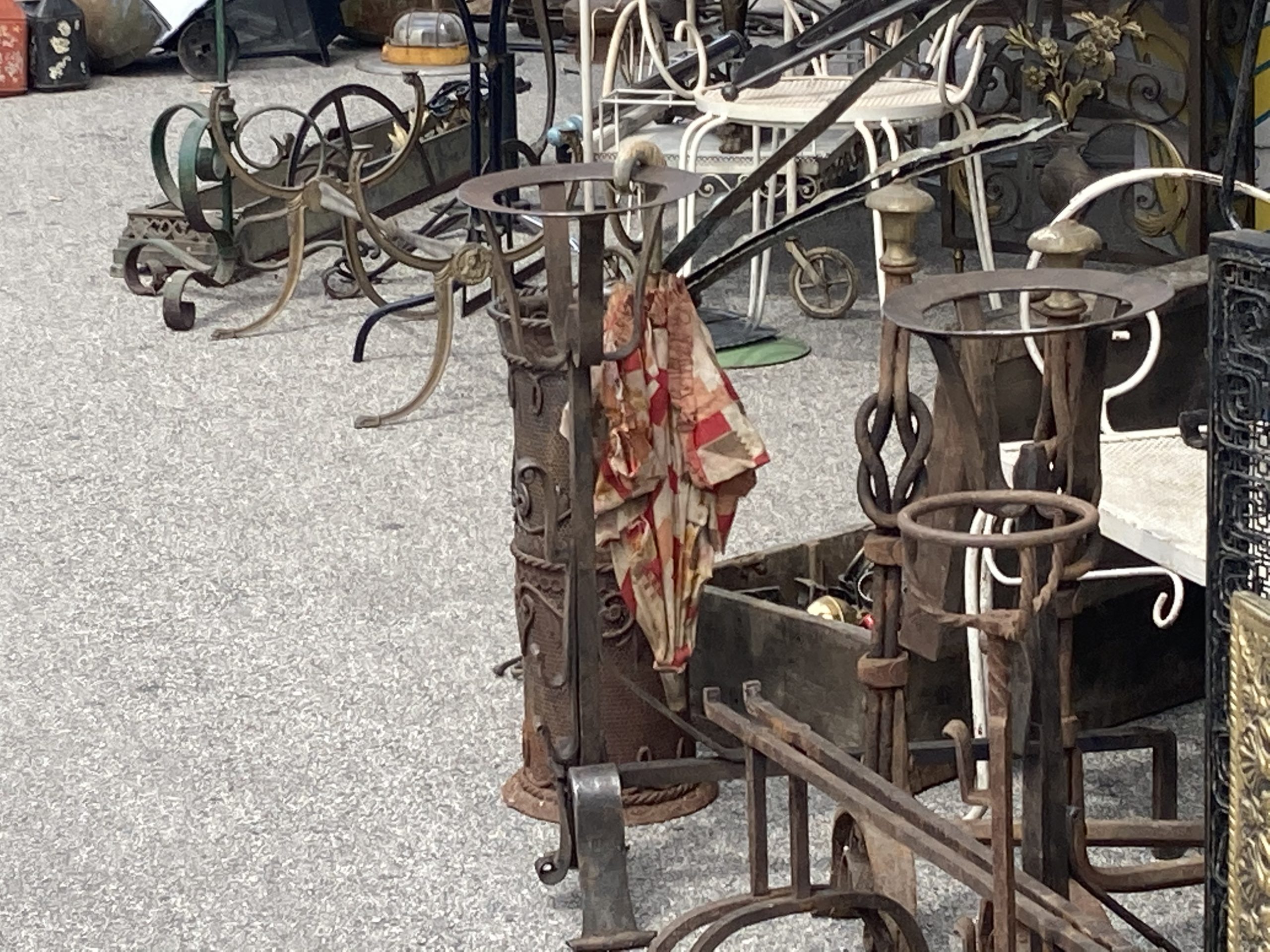 パドヴァの骨董市　アイアン製品と古い傘